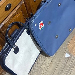 Lote anterior: Dos Bolsos de Viaje Vintage Azules y Blancos