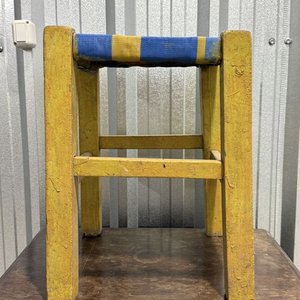 Banco de Madera Amarillo y Azul con Asiento de Malla - imagen 1