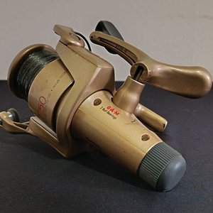 Reel de Pesca Quick AT250 Dorado con Carrete Adicional - imagen 2