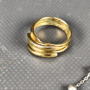 Lote de 4 piezas de joyería: Rosario plateado con detalles a reparar, cadena de plata, pulsera dorada y anillo dorado. - imagen 7