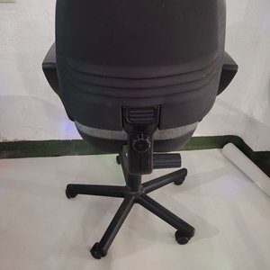 Silla de Escritorio Giratoria con Ruedas y Brazos Planos Color Gris - imagen 2