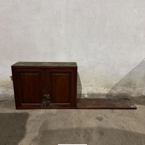 Lote anterior: Mueble Aéreo de Madera Oscura con Puertas