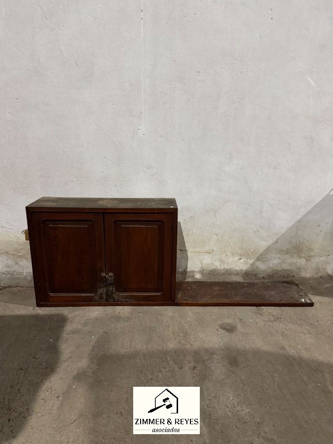 Mueble Aéreo de Madera Oscura con Puertas