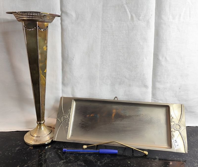 Lote anterior: Bandeja y florero en estilos art nouveau y americano