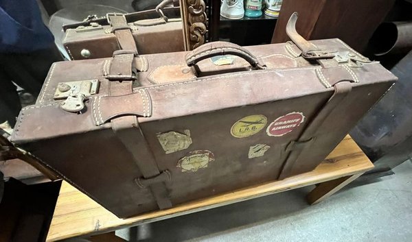 Valija Antigua de Cuero para Viaje con Etiquetas y Herrajes
