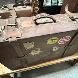 Lote siguiente: Valija Antigua de Cuero para Viaje con Etiquetas y Herrajes
