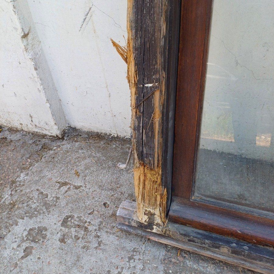 Ventana de madera con detalles artesanales - imagen 7