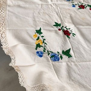 Lote anterior: Mantel Artesanal Vintage con Bordados Florales y Encaje Crochet