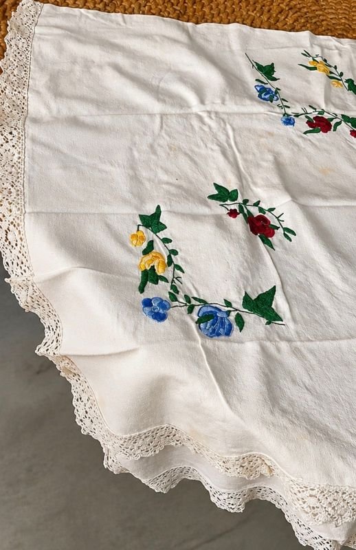 Mantel Artesanal Vintage con Bordados Florales y Encaje Crochet