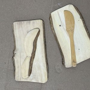Conjunto Artesanal de Madera y Cuero: Tablas, Cuchillos y Posavasos - imagen 4