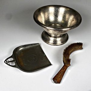 Lote siguiente: Centro de Mesa Metálico con Pie y Miguero con Cepillo