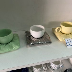 Juego de 3 Tazas de Cerámica con Platillos Decorativos - imagen 1