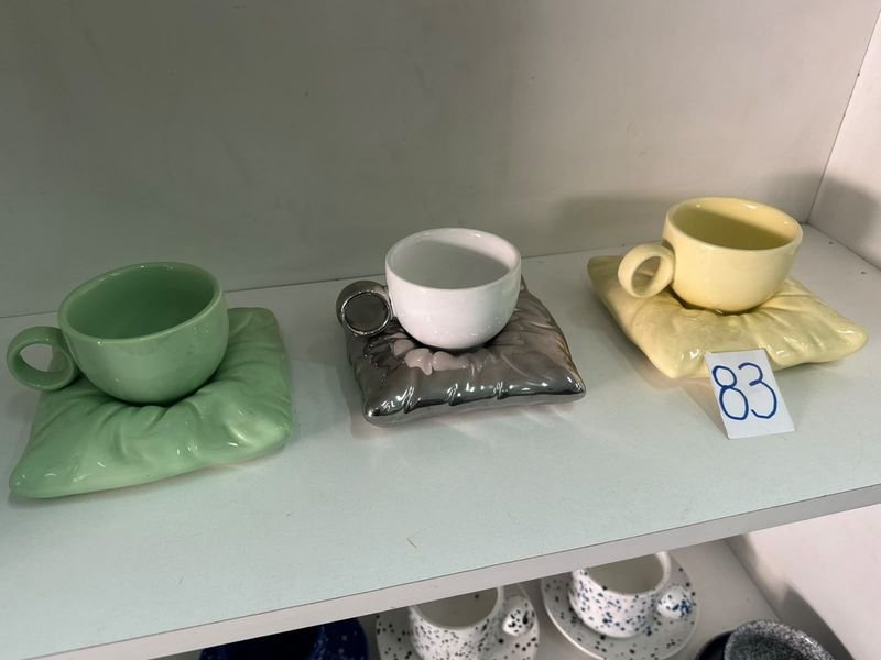 Juego de 3 Tazas de Cerámica con Platillos Decorativos