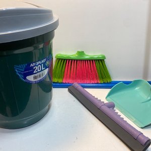 Set de Limpieza: Papelera Aroplast 20L, Escoba, Trapo y Pala - imagen 1