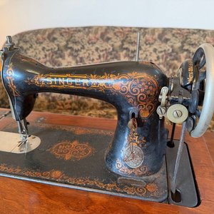 Máquina de Coser Singer Antigua con Mueble de Madera y Hierro Forjado - imagen 3