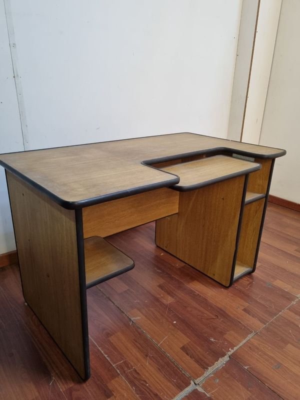 Escritorio con bandeja y cantonera de goma - imagen 2