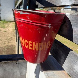 Balde Metálico Rojo para Incendios - Excelente Estado - imagen 5