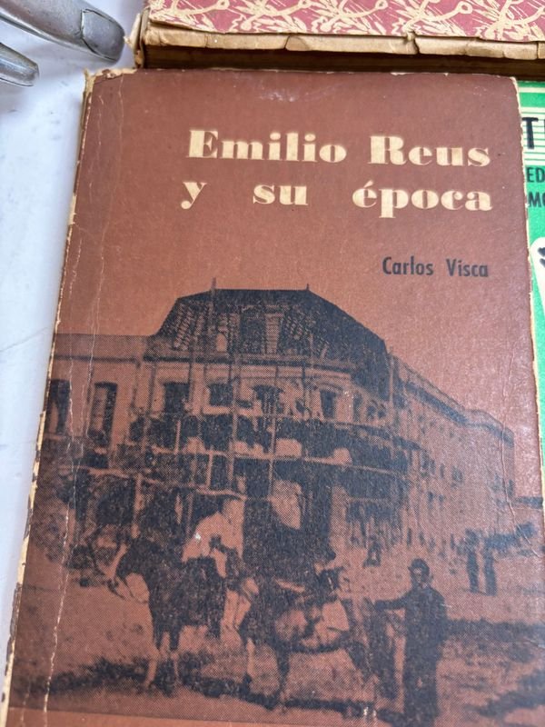 Colección de libros antiguos con contenido histórico - imagen 4