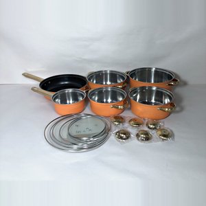 Lote siguiente: Juego de Ollas y Sartén Esmaltadas Naranja con Tapas de Vidrio y Asas Doradas