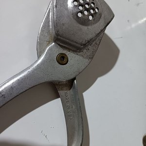 Lote de Utensilios Metálicos Antiguos: Pinza, Tazas, Cuchara y Tenedor - imagen 3