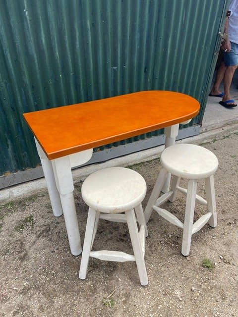 Mueble de comedor ovalado con sillas redondas - imagen 4