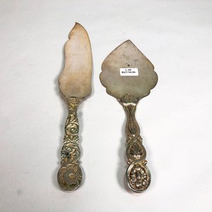 Dos Palas de Torta Metálicas con Cabo Labrado Estilo Vintage - imagen 2