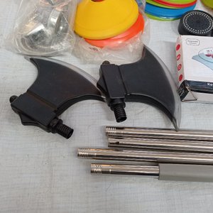 Lote compuesto por conos, lluveros, balanza de cocina y hachas de juguete. - imagen 6