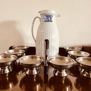 Jarra Térmica Blanca con 8 Copitas de Acero Inoxidable - imagen 3