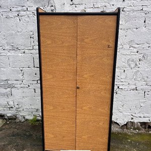 Mueble de dos puertas con estantes - imagen 4