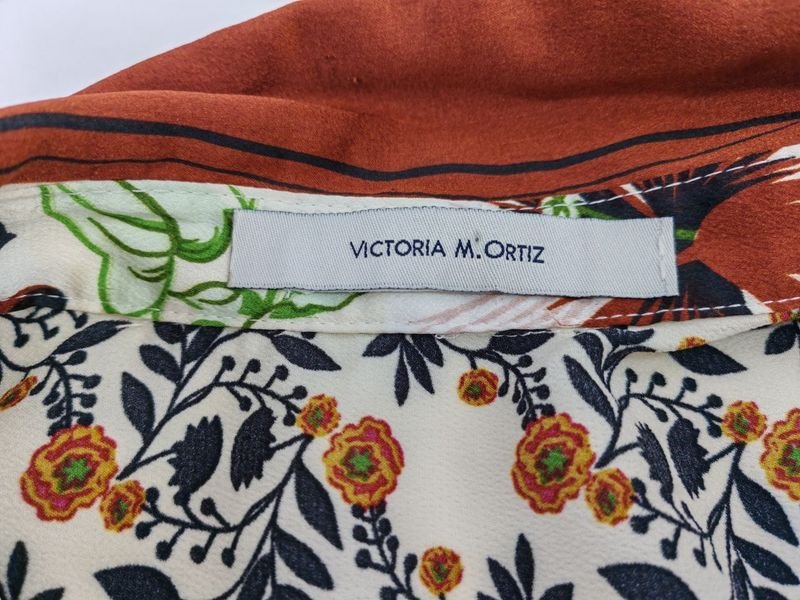 Vestidos y Salto de Cama de Dama en Buen Estado - imagen 6