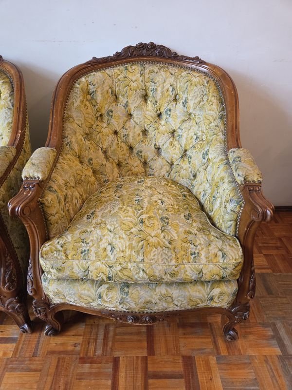 Sillones Luis XV con respaldo capitoneado y estructura en madera esculturada - imagen 3