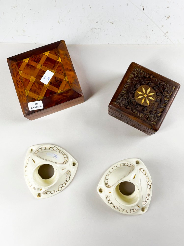 Cuatro piezas de porcelana y alhajeros en madera - imagen 2