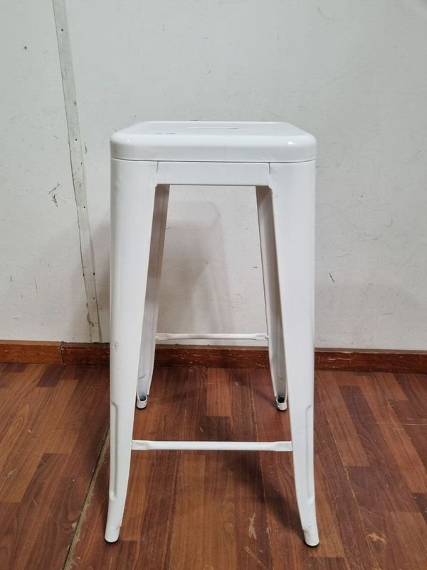 Banqueta Alta Blanca Metálica con Orificio en Asiento