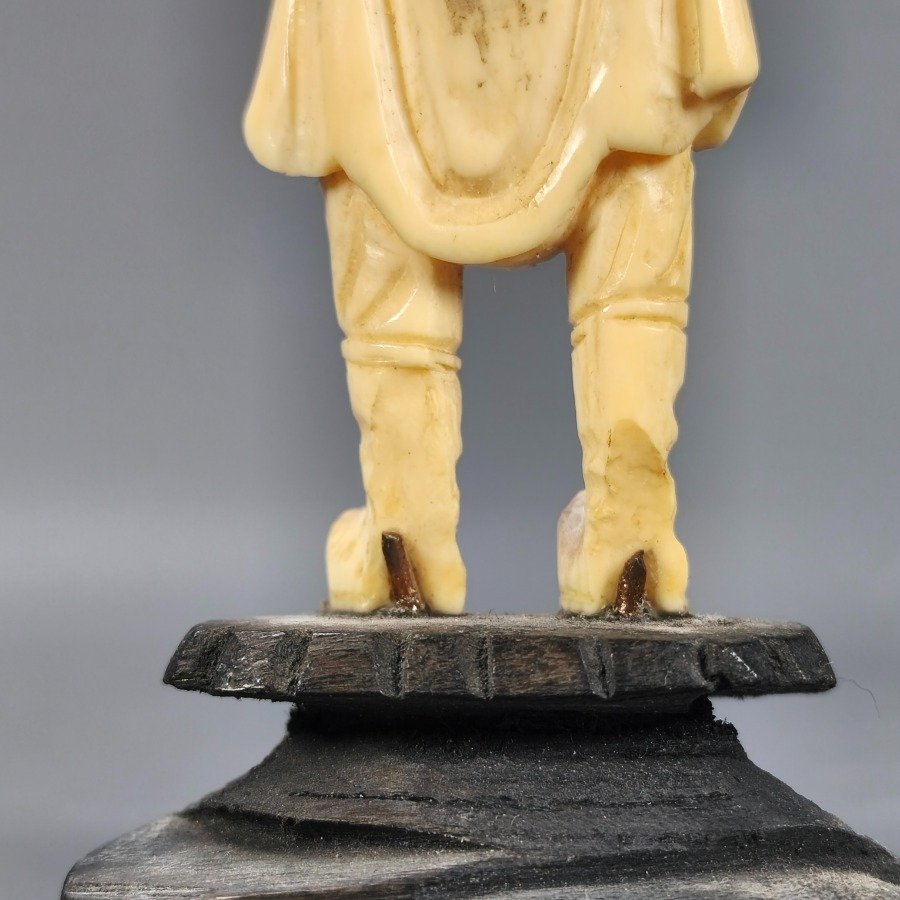 Figuras orientales talladas en marfil - imagen 9