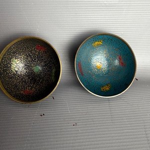 Par de Cuencos de Bronce con Esmalte Decorado - imagen 3