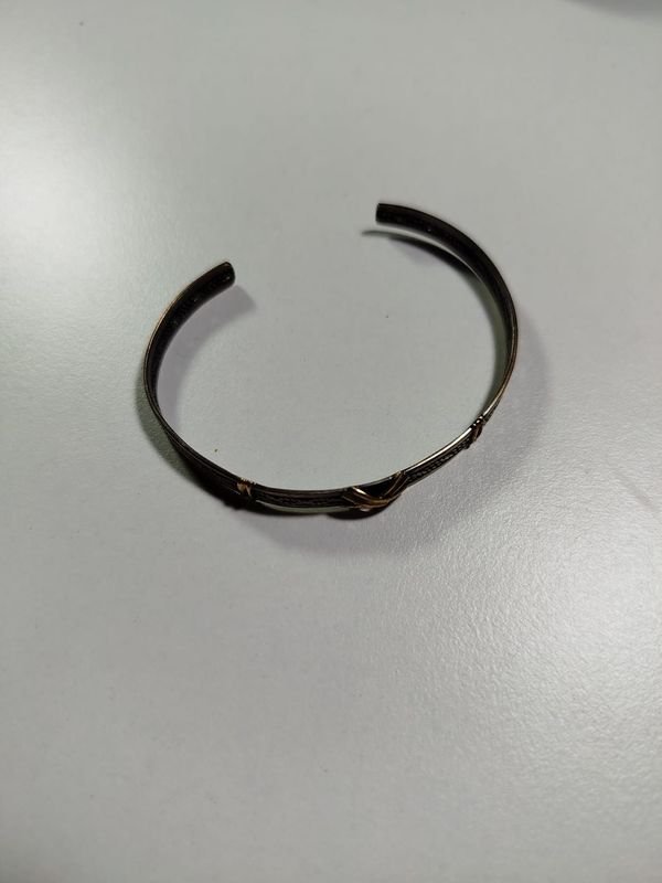 Pulsera ajustable en plata con detalles dorados - imagen 2