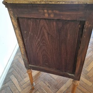 Mesa de Luz Luis XVI Antigua en Madera con Tapa de Mármol y Cajón - imagen 4