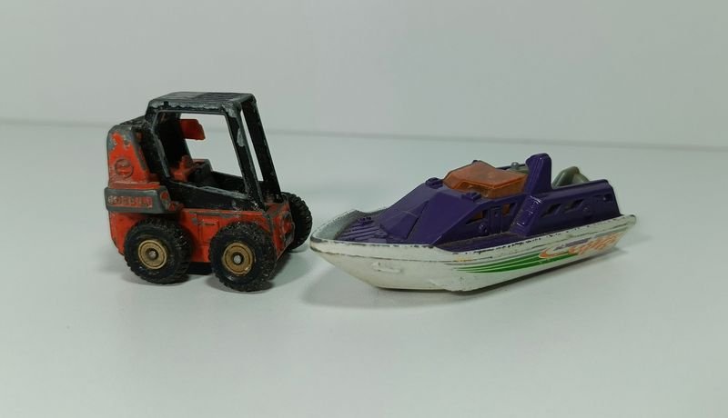 Lote siguiente: Juguetes coleccionables Tomica y Match Box