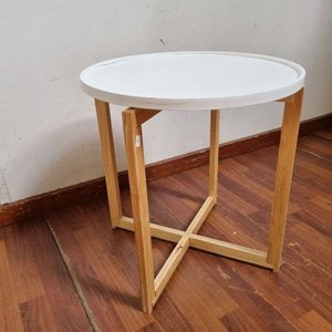 Mesa Auxiliar Redonda Blanca con Base de Madera Clara - imagen 3