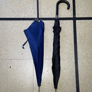 Dos Paraguas Clásicos: Azul y Negro con Mango Curvo - imagen 7