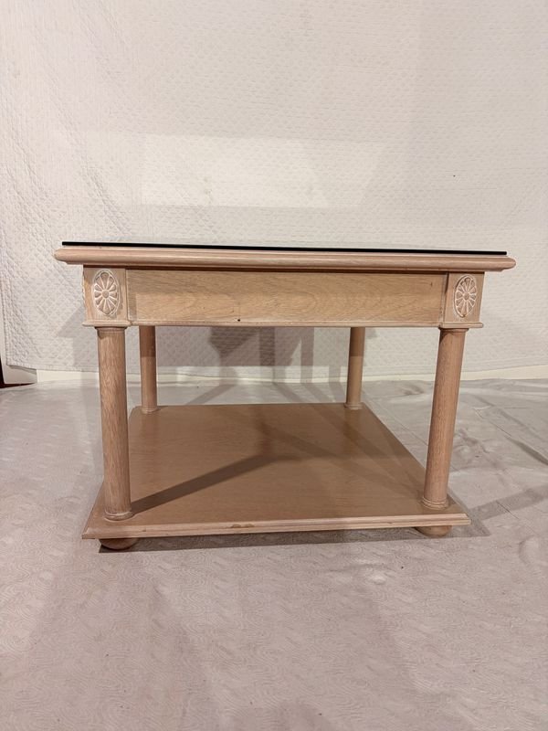 Mesita Auxiliar de Madera Clara con Detalles Tallados - imagen 1