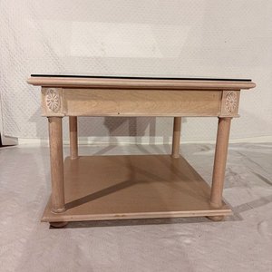 Lote anterior: Mesita Auxiliar de Madera Clara con Detalles Tallados