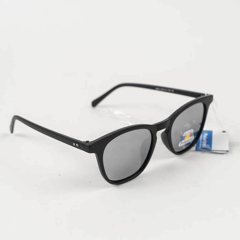 Lote siguiente: Par de lentes de sol en excelente condición