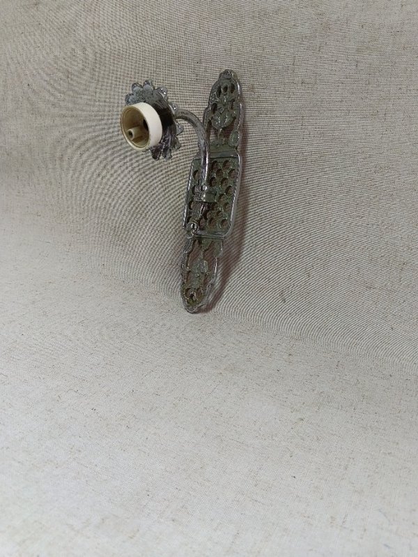 Antiguo Aplique para Luz en Metal con Manija Blanca - imagen 1