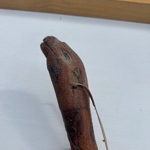 Rebenque Artesanal con Grabados y Tira de Cuero - imagen 3