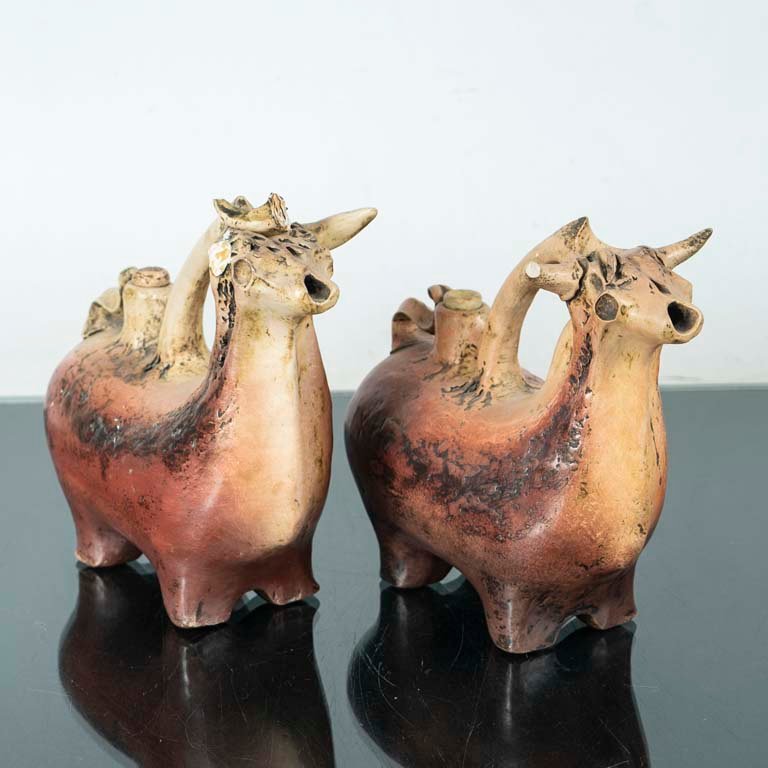 Lote siguiente: Porrones de cerámica con figuras y cuerno despegado