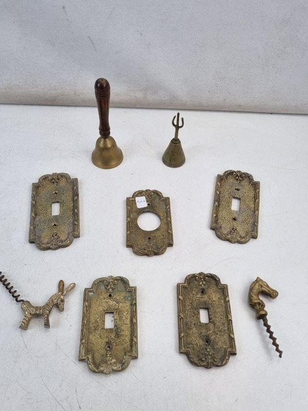 L 345 - Varias Piezas - Importante lote surtido de piezas decorativas y utilitarias antiguas con acabado en bronce, ideal para coleccionistas o amantes del estilo retro - imagen 1