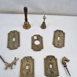 L 345 - Varias Piezas - Importante lote surtido de piezas decorativas y utilitarias antiguas con acabado en bronce, ideal para coleccionistas o amantes del estilo retro - imagen 1