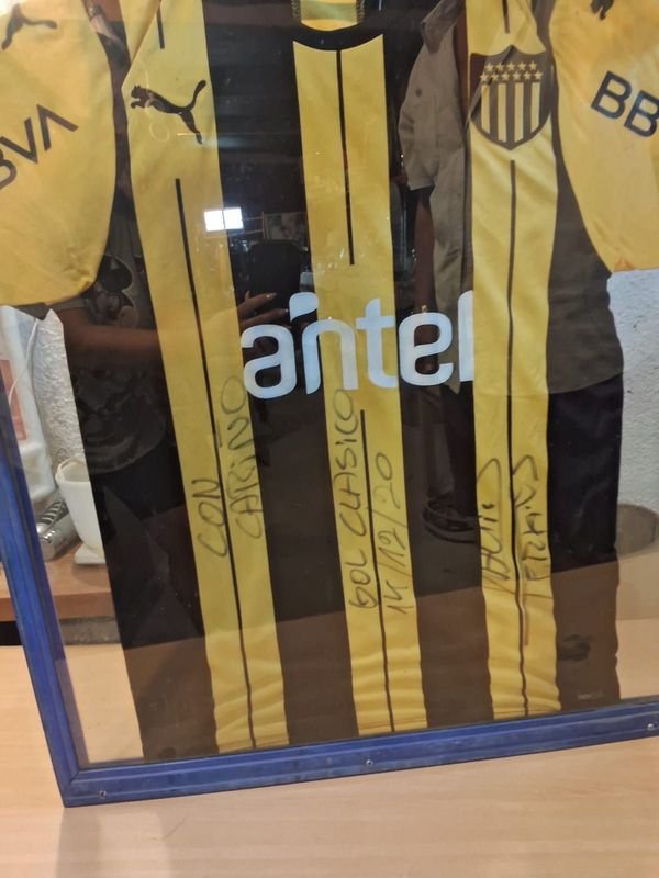 Lote siguiente: Camiseta de Peñarol 2020 enmarcada y autografiada por 'EL REY' David Terans