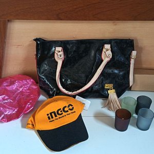 Lote anterior: Bolso Negro Brillante, Gorra INGCO y Vasitos para Velas